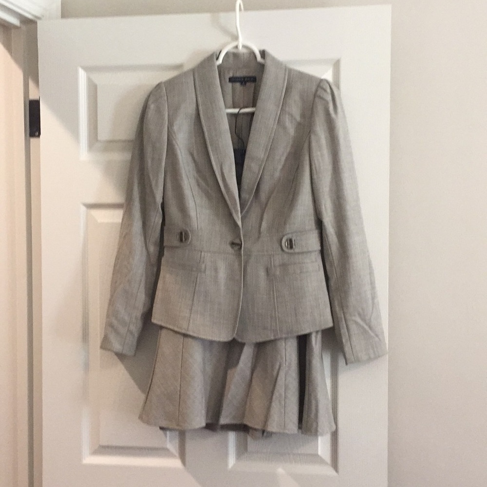 Beige/brown suit
